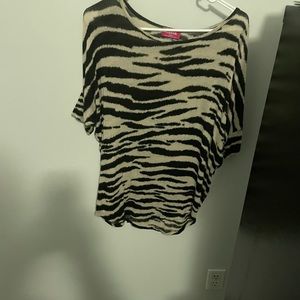 Zebra top quarter length sleeves